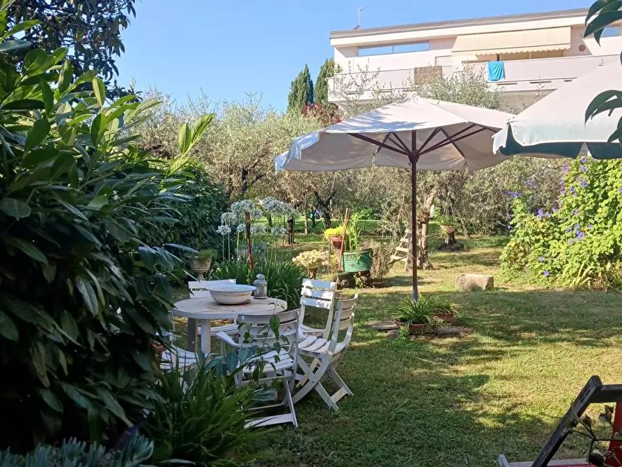 Immagine 2 di Villa in vendita  a Carrara