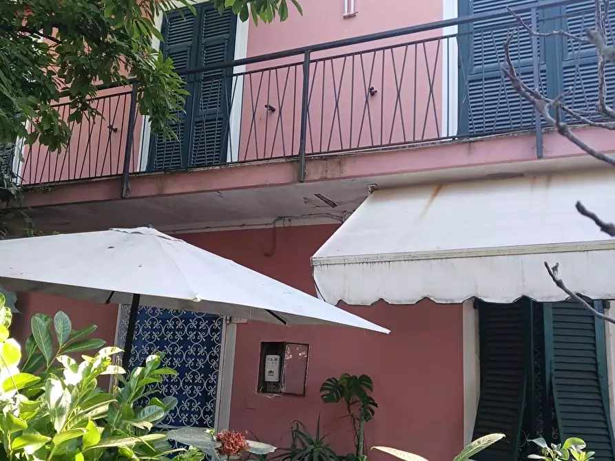 Immagine 1 di Villa in vendita  a Carrara