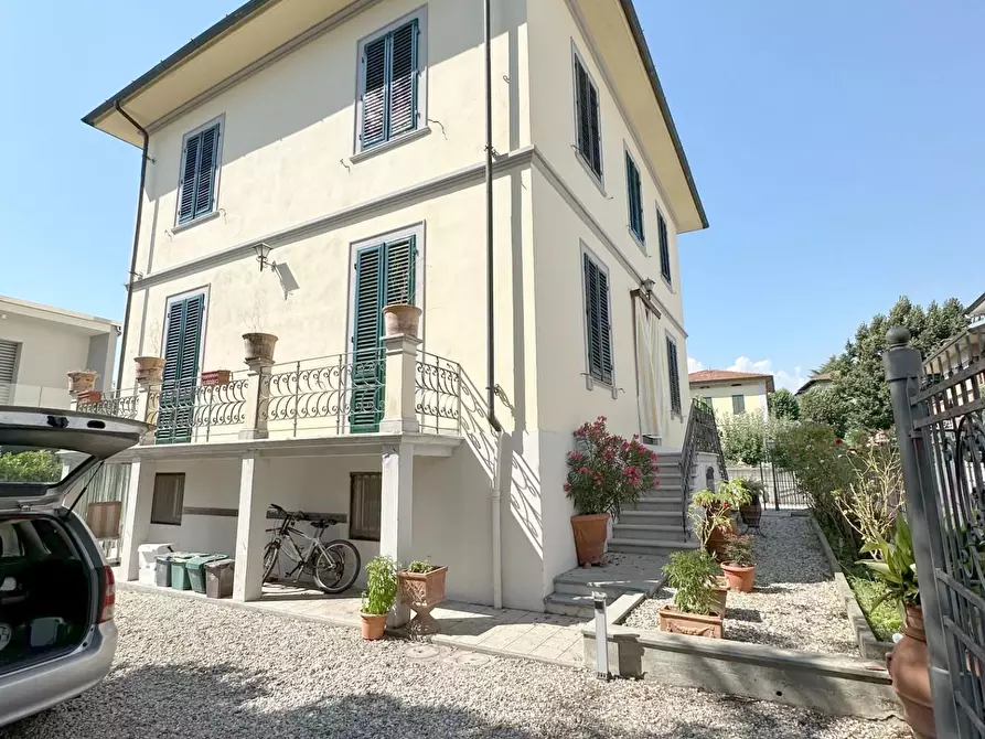 Immagine 5 di Villa in vendita  a Lucca