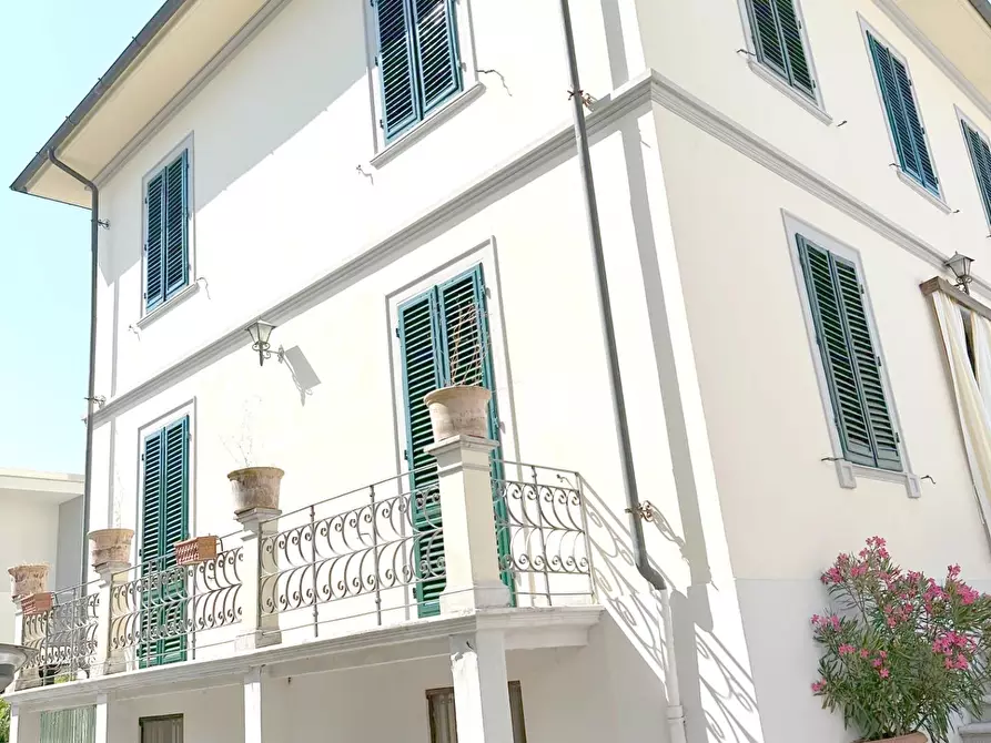 Immagine 3 di Villa in vendita  a Lucca