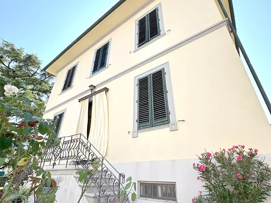 Immagine 4 di Villa in vendita  a Lucca