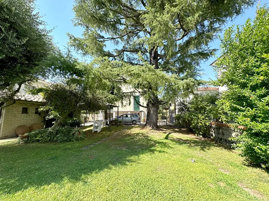 Immagine 6 di Villa in vendita  a Lucca