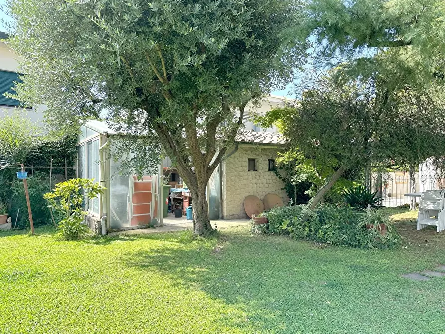 Immagine 8 di Villa in vendita  a Lucca