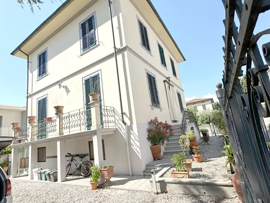 Immagine 1 di Villa in vendita  a Lucca