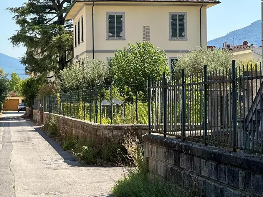 Immagine 2 di Villa in vendita  a Lucca