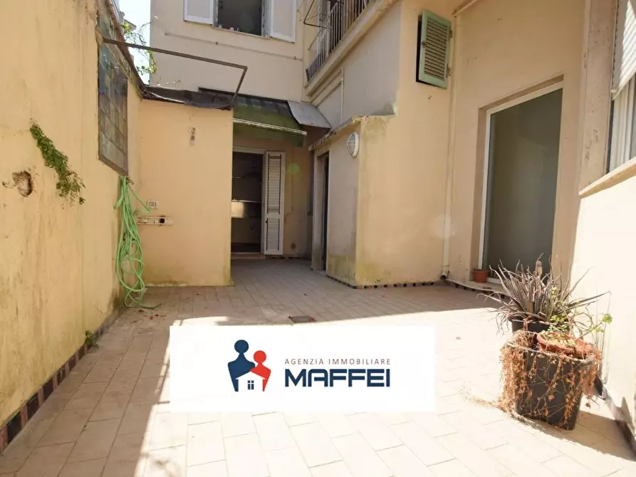 Immagine 3 di Villa in vendita  a Viareggio