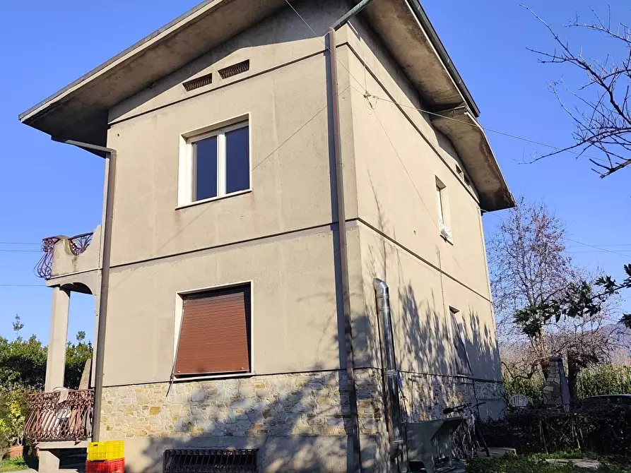 Immagine 1 di Villa in vendita  a Lucca