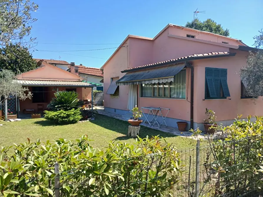 Immagine 1 di Casa bifamiliare in vendita  a Carrara