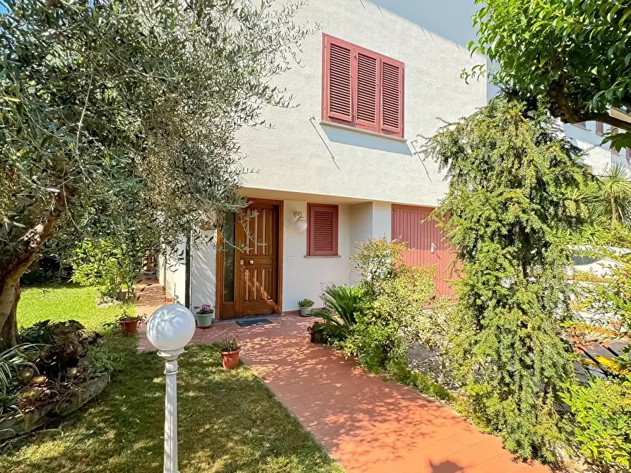 Immagine 2 di Villa in vendita  a Pisa