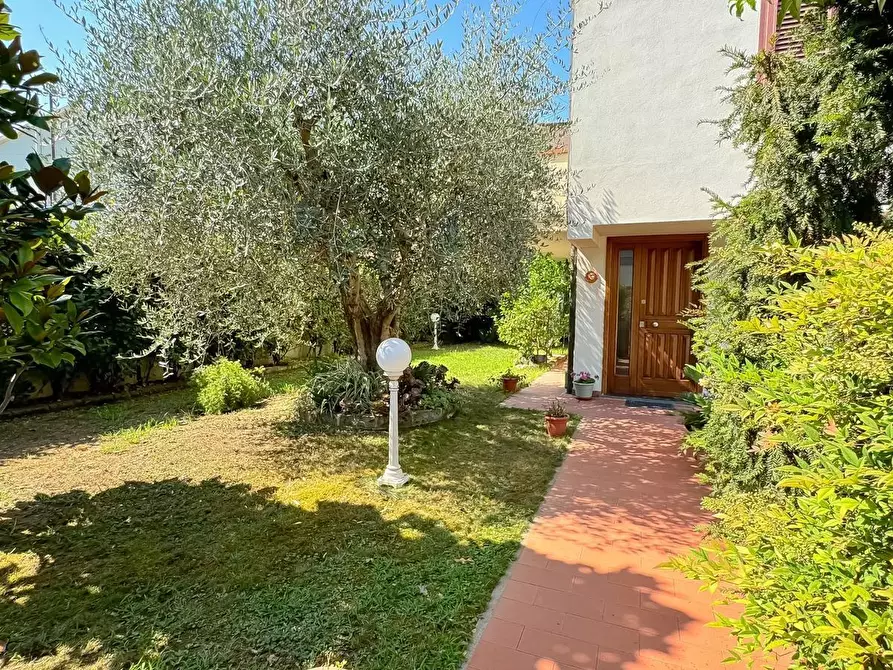 Immagine 3 di Villa in vendita  a Pisa