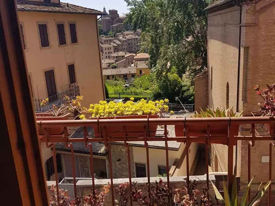 Immagine 1 di Appartamento in vendita  a Siena