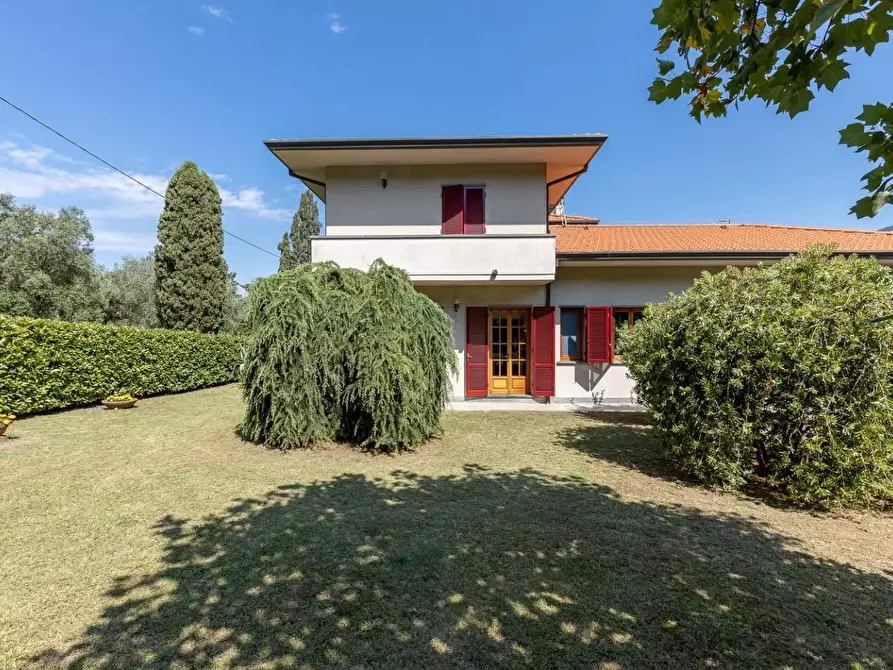 Immagine 3 di Villa in vendita  a Camaiore