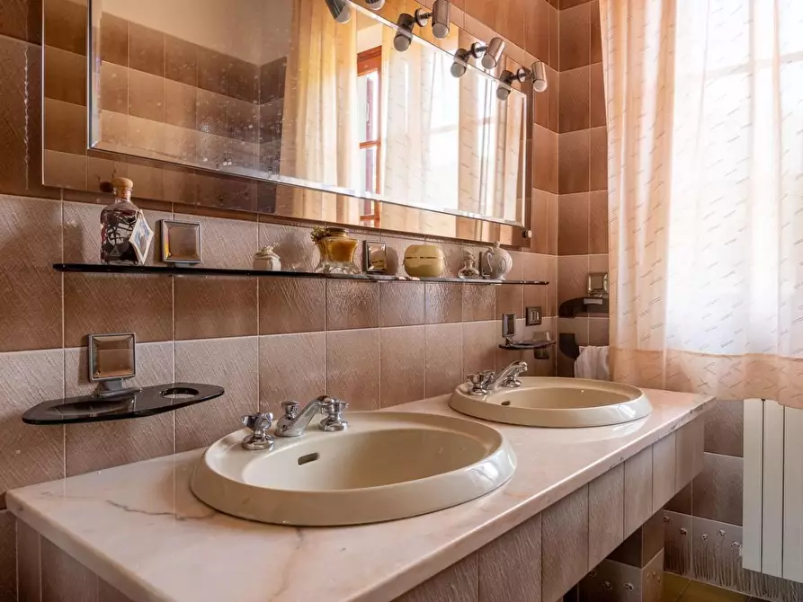 Immagine 21 di Villa in vendita  a Camaiore