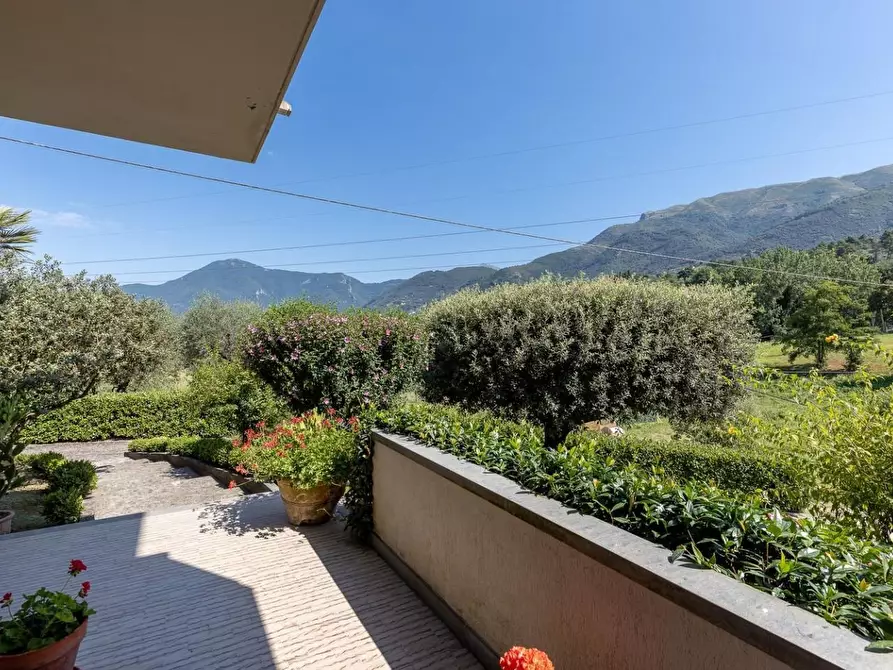 Immagine 4 di Villa in vendita  a Camaiore