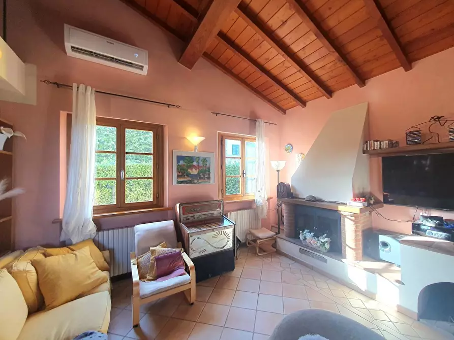 Immagine 11 di Villa in vendita  a Lucca