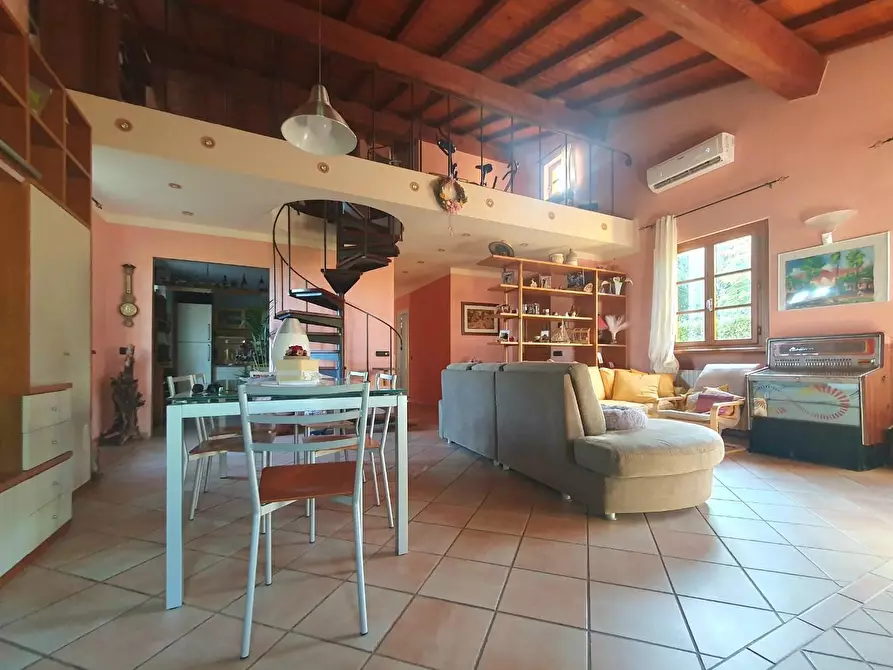 Immagine 2 di Villa in vendita  a Lucca