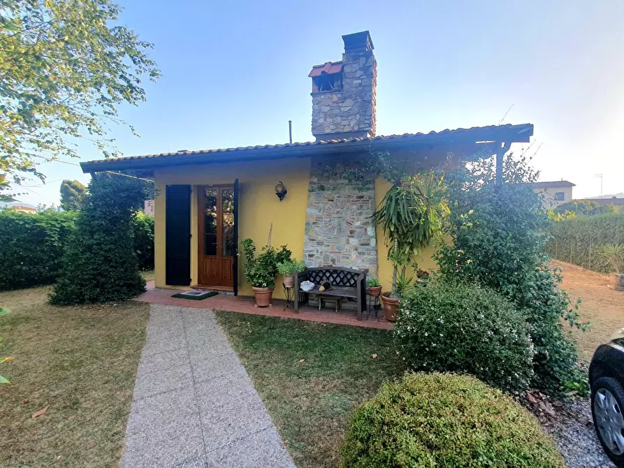 Immagine 4 di Villa in vendita  a Lucca