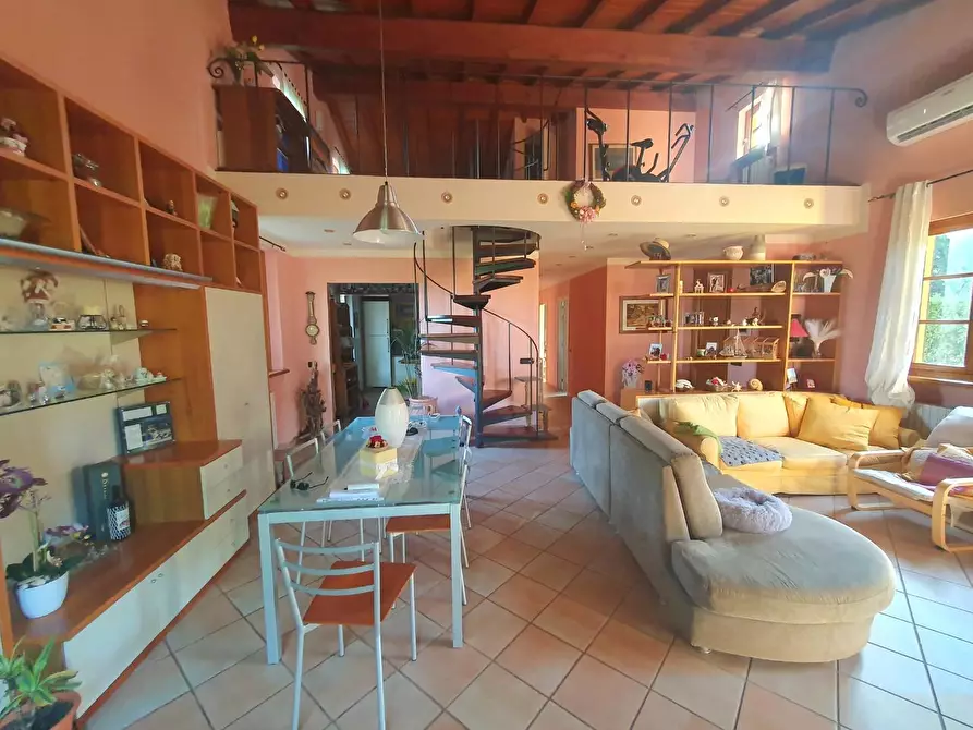 Immagine 8 di Villa in vendita  a Lucca
