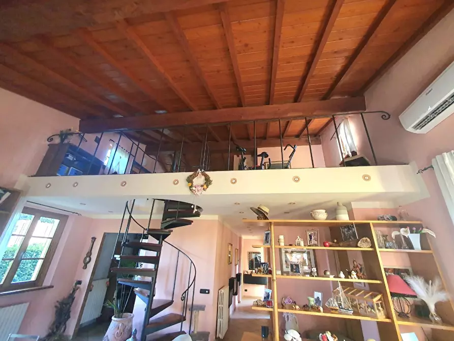 Immagine 17 di Villa in vendita  a Lucca