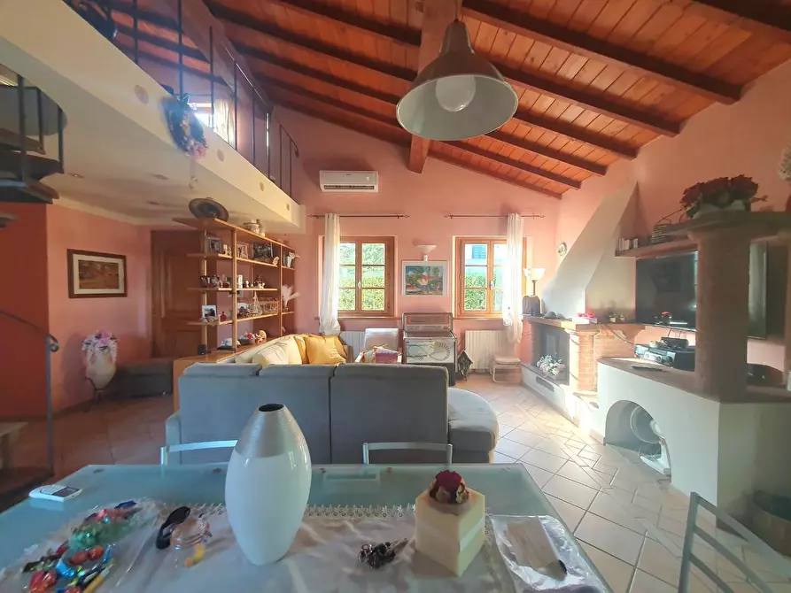 Immagine 5 di Villa in vendita  a Lucca