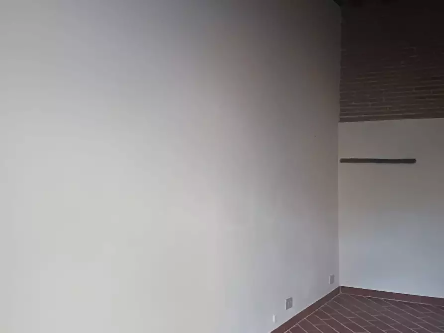 Immagine 2 di Locale commerciale in affitto  a Vicopisano