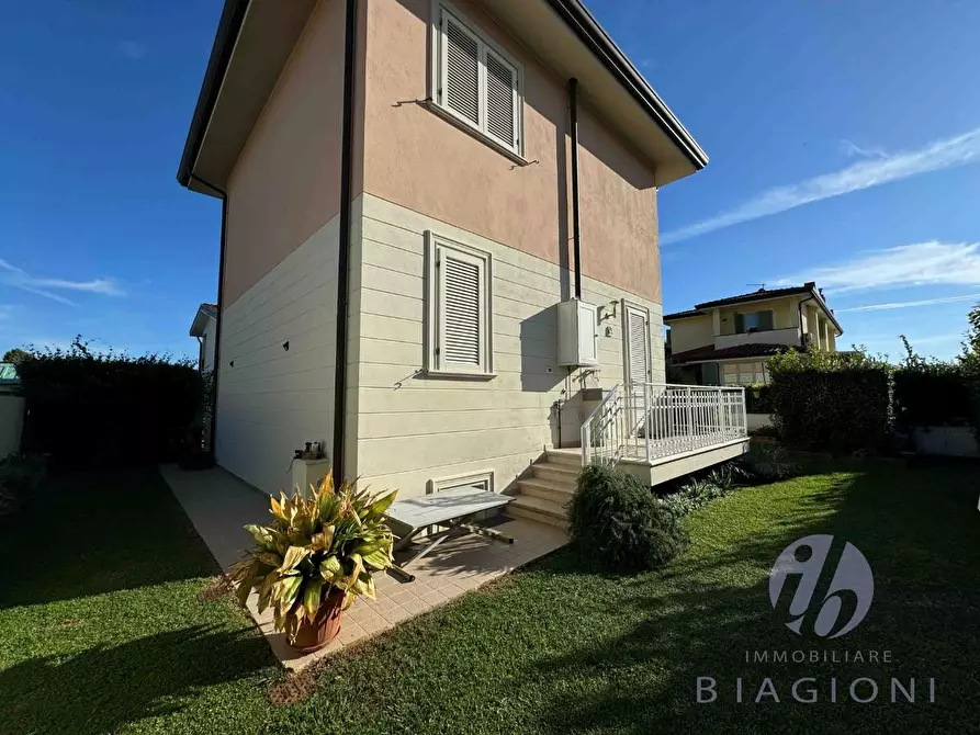 Immagine 1 di Villa in vendita  a Camaiore