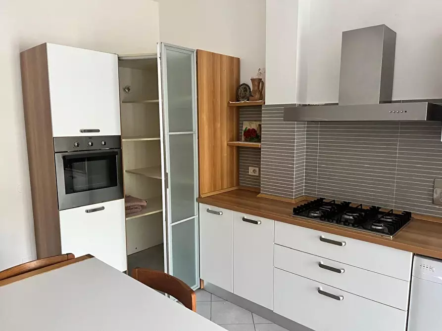 Immagine 2 di Appartamento in vendita  a Carrara