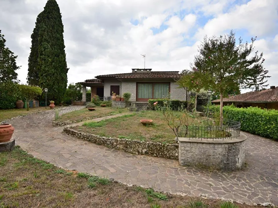 Immagine 1 di Villa in vendita  a Siena