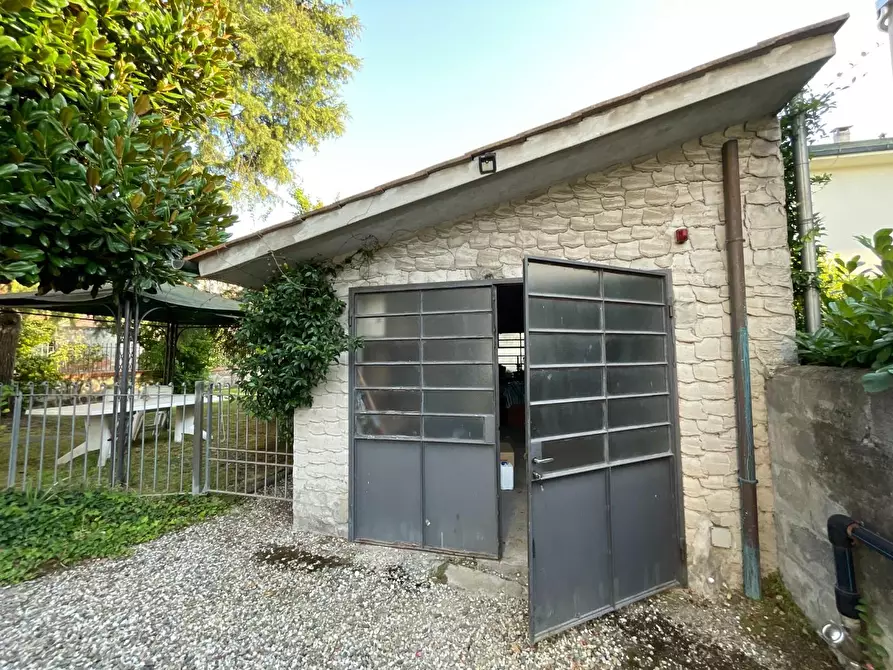 Immagine 50 di Villa in vendita  a Lucca