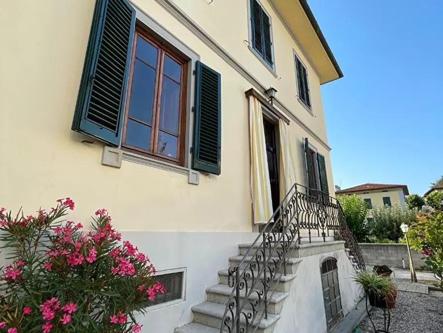 Immagine 1 di Villa in vendita  a Lucca