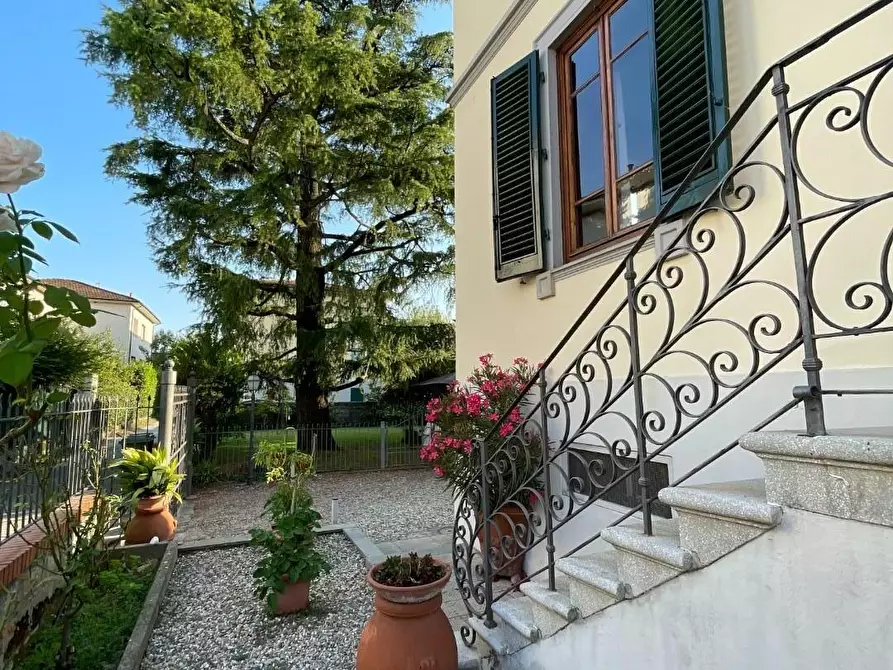 Immagine 2 di Villa in vendita  a Lucca