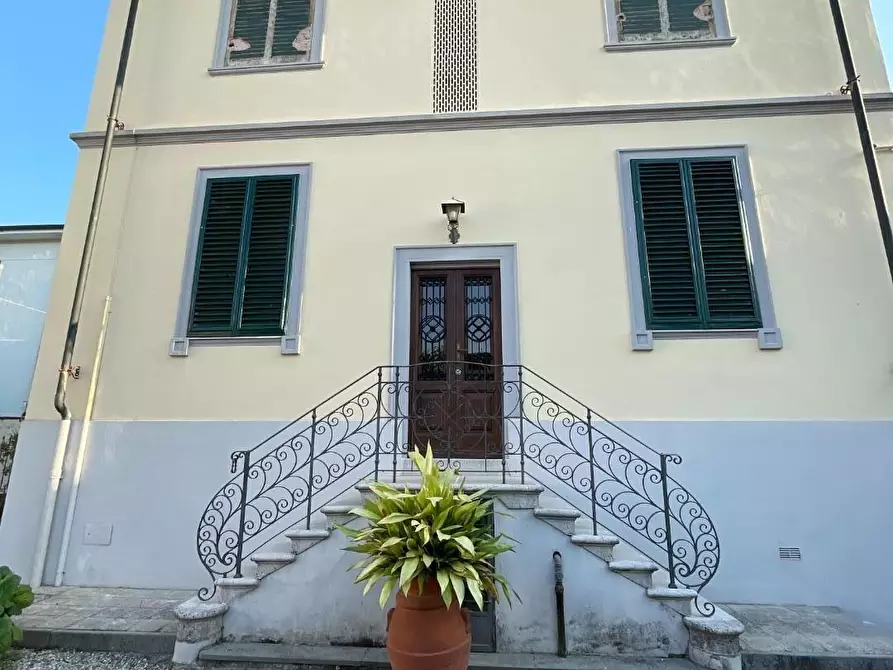 Immagine 5 di Villa in vendita  a Lucca