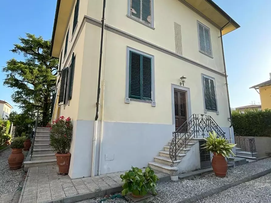 Immagine 4 di Villa in vendita  a Lucca
