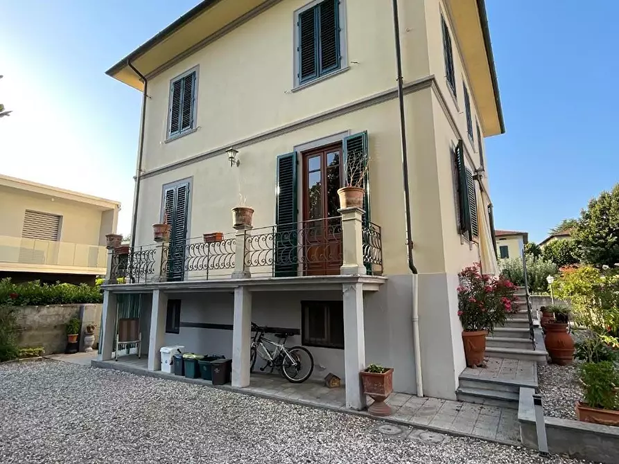Immagine 3 di Villa in vendita  a Lucca