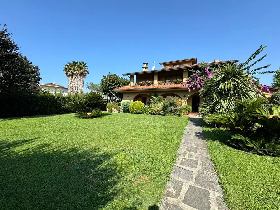 Immagine 1 di Villa in vendita  a Forte Dei Marmi