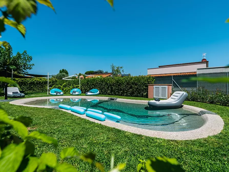 Immagine 81 di Attività commerciale in vendita  a Lucca