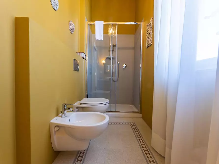 Immagine 45 di Attività commerciale in vendita  a Lucca