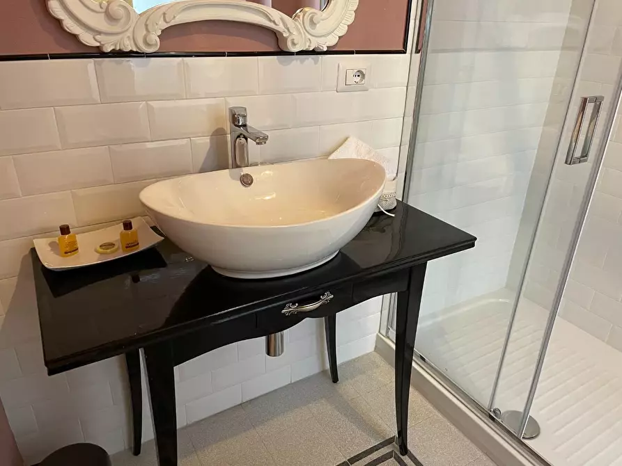 Immagine 24 di Attività commerciale in vendita  a Lucca