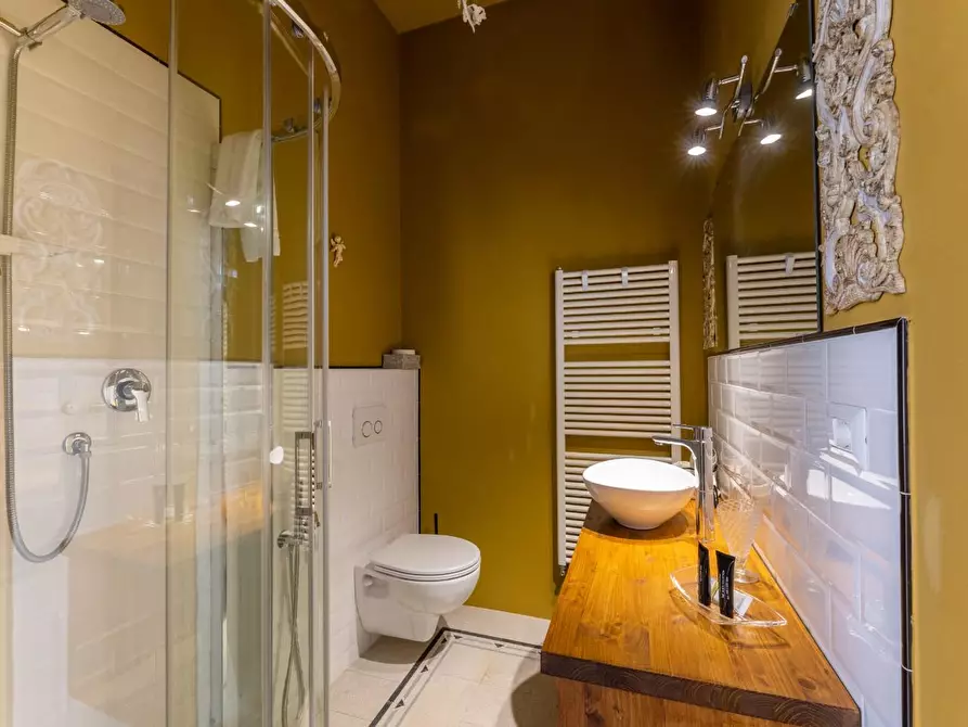 Immagine 71 di Attività commerciale in vendita  a Lucca