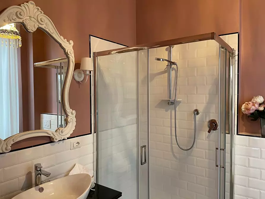 Immagine 23 di Attività commerciale in vendita  a Lucca