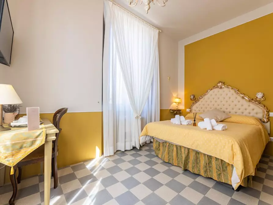 Immagine 70 di Attività commerciale in vendita  a Lucca