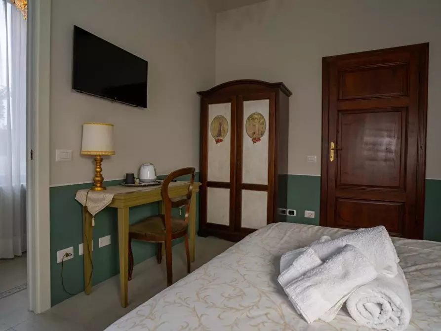 Immagine 21 di Attività commerciale in vendita  a Lucca