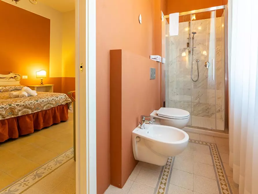 Immagine 16 di Attività commerciale in vendita  a Lucca