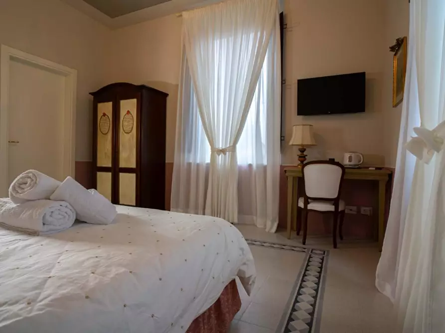 Immagine 35 di Attività commerciale in vendita  a Lucca