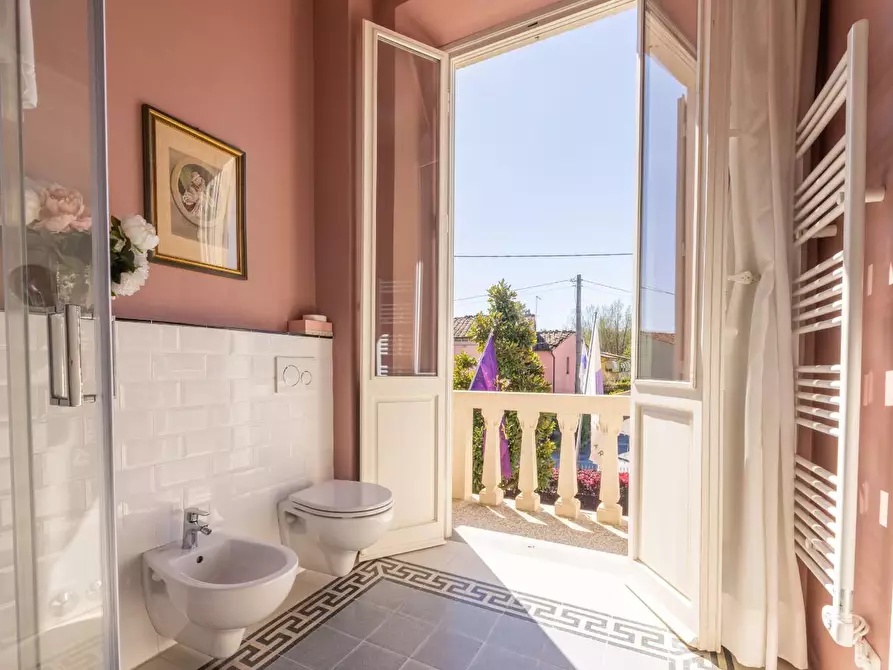 Immagine 5 di Attività commerciale in vendita  a Lucca