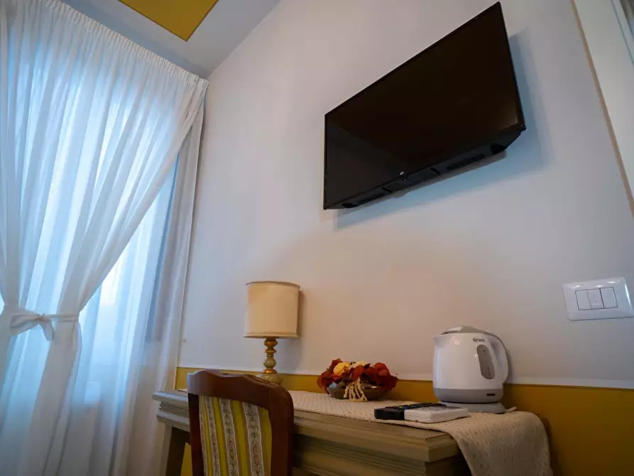 Immagine 51 di Attività commerciale in vendita  a Lucca