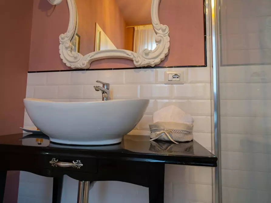 Immagine 30 di Attività commerciale in vendita  a Lucca