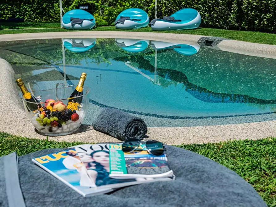 Immagine 79 di Attività commerciale in vendita  a Lucca