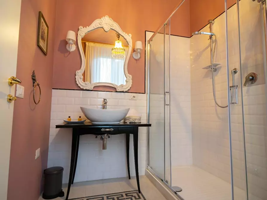 Immagine 31 di Attività commerciale in vendita  a Lucca