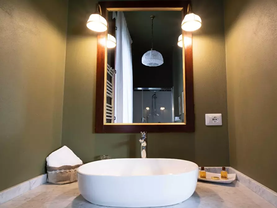 Immagine 60 di Attività commerciale in vendita  a Lucca